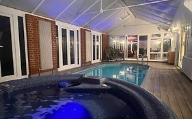Broadway Pool House With Sauna & Jacuzzi